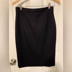 100% wool. Pencil skirt.